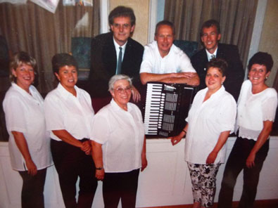 2002 geht die forte in einer „Stärke“ von 8 SpielerInnen im Rahmen der Wiener Festwochen auf eine musikalische Weltreise