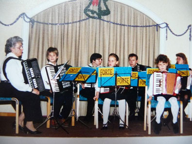 Das Kinderensemble unter der Leitung von Helga Urbanek, Weihnachten 1994